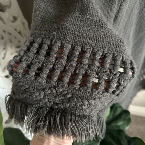 🆕 Faux Fur Trimmed Knit Poncho - Picture 3 of 7